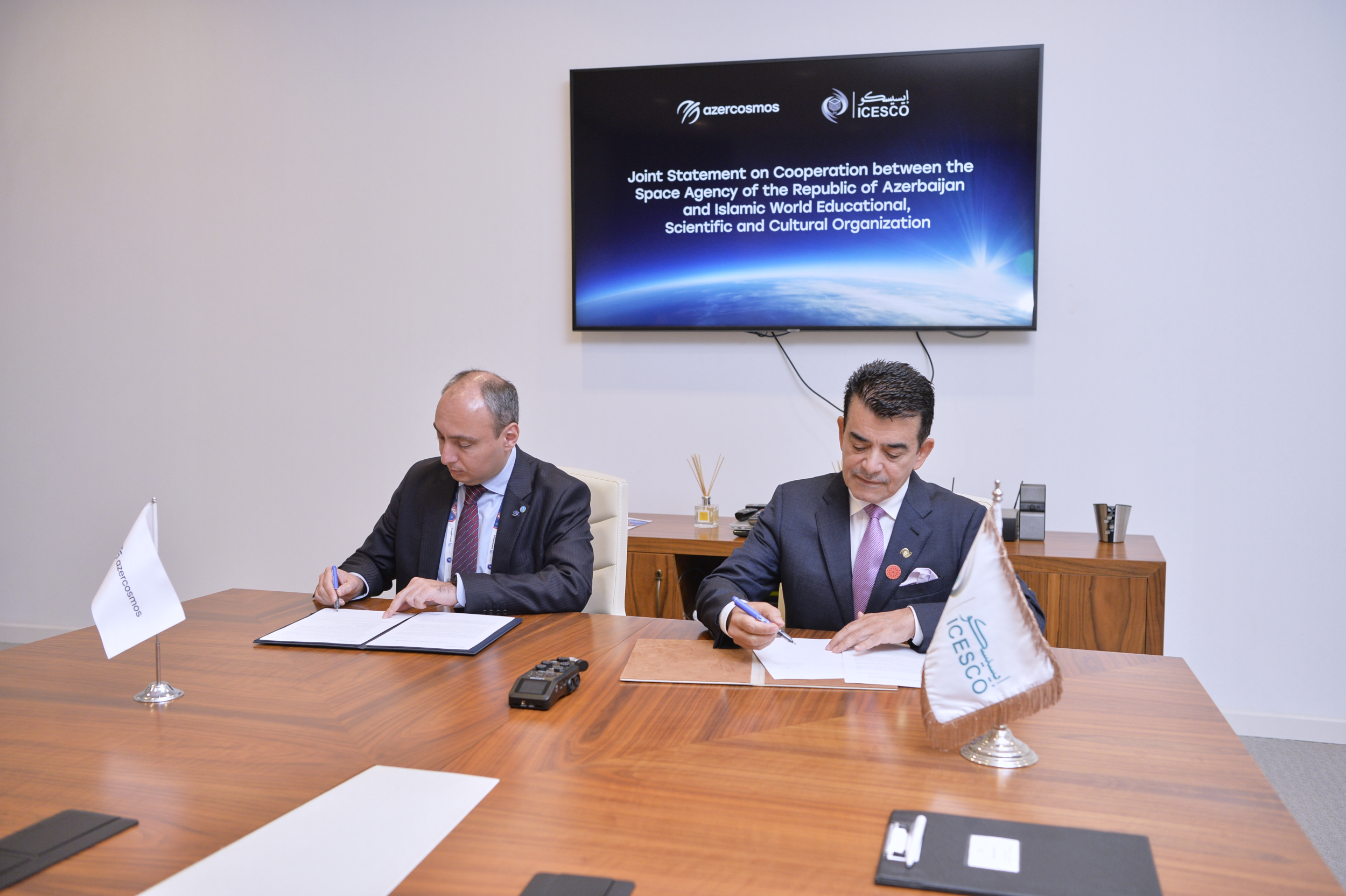 Azərkosmos və ICESCO arasında “Biznes, innovasiya və elm” layihəsi üzrə müqavilə imzalanıb 